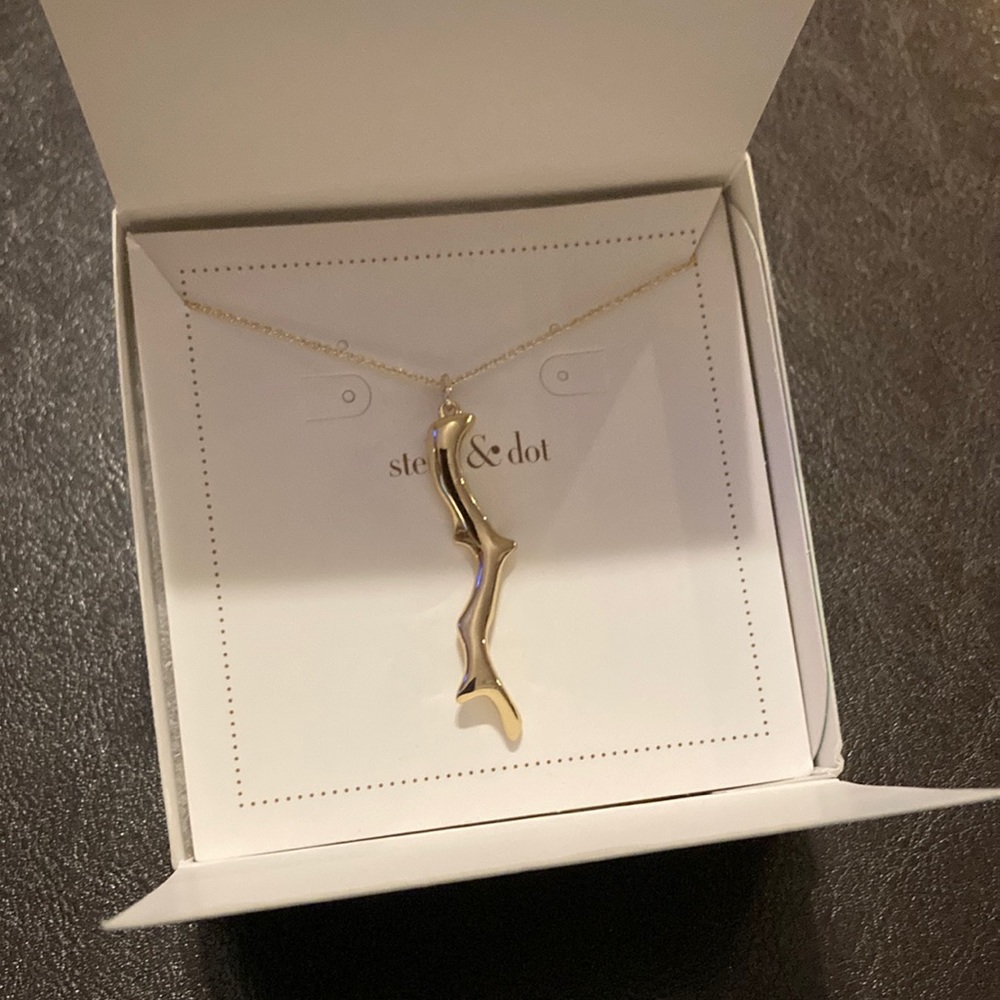 Stella Dot Chase Coral Pendant Necklace